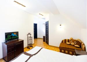 Televízia a/alebo spoločenská miestnosť v ubytovaní GORHouse Hotel