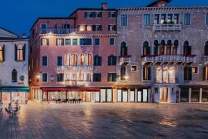 a group of tall buildings in a courtyard at Hotel Scandinavia - Relais in Venice