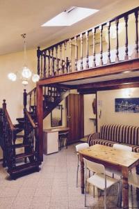 Habitación con escalera, mesa y sillas en Residence Cavour 63, en Rávena