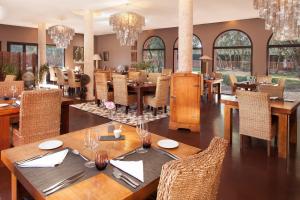 Reštaurácia alebo iné gastronomické zariadenie v ubytovaní Hotel restaurant Spa Disini Montpellier Est, The Originals Relais