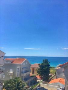 uitzicht op een stad met de oceaan op de achtergrond bij Novalja Beach Apartment in Novalja