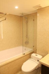 Ένα μπάνιο στο Monaco Building Double Queen Bedroom