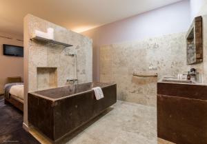 Koupelna v ubytování Hotel restaurant Spa Disini Montpellier Est, The Originals Relais