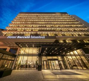 Barceló Istanbul في إسطنبول: مبنى عليه لافته مكتوب عليها الفندق barcelona bah