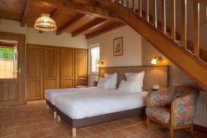 Postel nebo postele na pokoji v ubytování Logis Hôtel Restaurant Neuhauser