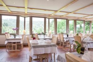 Restaurace v ubytování Logis Hôtel Restaurant Neuhauser + 23 fotografií