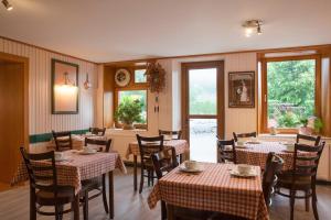 Posezení v ubytování Logis Hôtel Restaurant Neuhauser