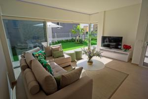 sala de estar con sofá y mesa en Villa Paradise, en Playa Paraiso