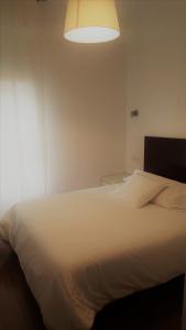 Posteľ alebo postele v izbe v ubytovaní Hostal Santa Isabel