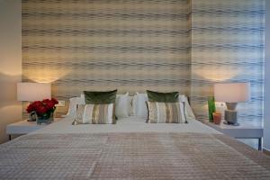 Un dormitorio con una gran cama blanca con dos lámparas. en Villa Paradise, en Playa Paraiso 27 fotos más