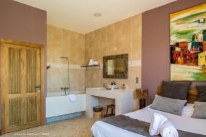 Koupelna v ubytování Hotel restaurant Spa Disini Montpellier Est, The Originals Relais