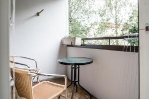 a small table and chairs on a balcony with a window at Apartamentos Joensuu - Kauppakatu 9 in Joensuu