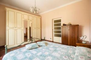 een slaapkamer met een bed met 2 kussens erop bij Bussana Forever, Sanremo Est in Sanremo