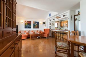 salon z kanapą i stołem w obiekcie 2BR Beach House - Solarium & Shower Terrace - 13 w Puerto del Carmen