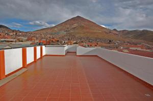uma varanda com vista para uma montanha em Hostal Tukos La Casa Real em Potosí