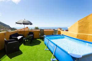 Bazén v ubytovaní Canarian House with views and pool alebo v jeho blízkosti