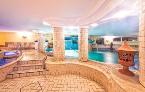 Hotel Terme Tritone Resort & Spa内部或周边的泳池