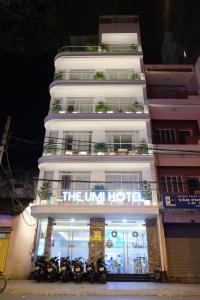 胡志明市The Umi Hotel的停在酒店前面的一组摩托车