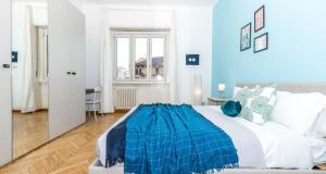 sypialnia z dużym łóżkiem z niebieskimi ścianami w obiekcie JOIVY Lovely Family Apt for 7 near San Lorenzo Columns w Mediolanie