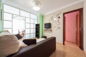 Zona d'estar a Spacious 3BR 5 min Walk to Las Canteras - Parking