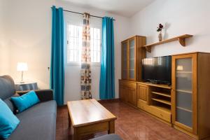 TV a/nebo společenská místnost v ubytování Private Solarium - 2BR House Near the Airport