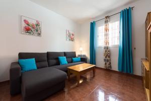 Posezení v ubytování Private Solarium - 2BR House Near the Airport