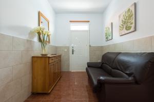 Posezení v ubytování Private Solarium - 2BR House Near the Airport
