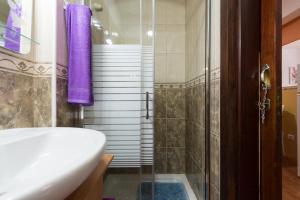 Koupelna v ubytování Private Solarium - 2BR House Near the Airport + 21 fotografií