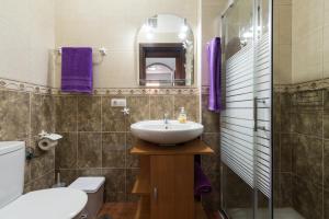 Koupelna v ubytování Private Solarium - 2BR House Near the Airport