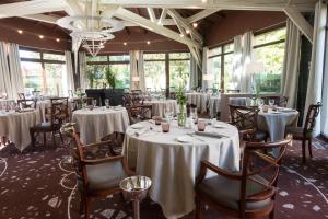 Hotel & Résidence Les Vallées Labellemontagne 레스토랑 또는 맛집