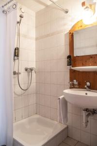 Koupelna v ubytování Hôtel Le Relais Alpin + 37 fotografií