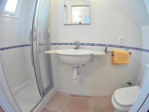 Kúpeľňa v ubytovaní VACAY Villa Anna, jardín privado, piscina comunitaria, en Costa Brava, L'Escala!