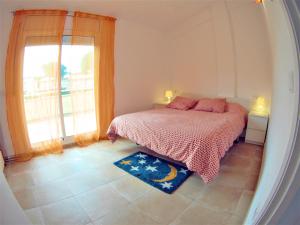 Posteľ alebo postele v izbe v ubytovaní VACAY Villa Anna, jardín privado, piscina comunitaria, en Costa Brava, L'Escala! + 37 fotografií