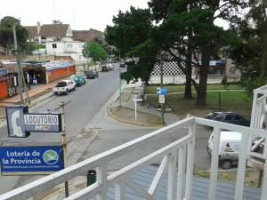 vistas a una calle con coches aparcados en la carretera en Playa Shaw 497, en Pinamar 2 fotos más