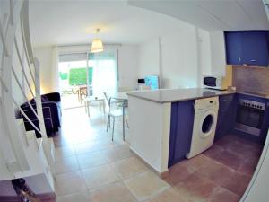 Kuchyňa alebo kuchynka v ubytovaní VACAY Villa Anna, jardín privado, piscina comunitaria, en Costa Brava, L'Escala!