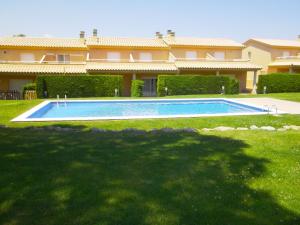 Bazén v ubytovaní VACAY Villa Anna, jardín privado, piscina comunitaria, en Costa Brava, L'Escala! alebo v jeho blízkosti