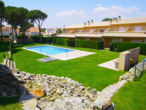 Bazén v ubytovaní VACAY Villa Anna, jardín privado, piscina comunitaria, en Costa Brava, L'Escala! alebo v jeho blízkosti