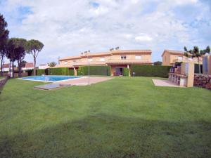 Bazén v ubytovaní VACAY Villa Anna, jardín privado, piscina comunitaria, en Costa Brava, L'Escala! alebo v jeho blízkosti