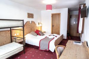 Postel nebo postele na pokoji v ubytování Hôtel Le Relais Alpin