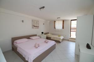 sypialnia z dużym łóżkiem z różowymi poduszkami w obiekcie Adria w Slatine