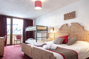 Postel nebo postele na pokoji v ubytování Hôtel Le Relais Alpin