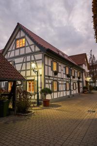 un edificio en blanco y negro con luces encendidas en Die Grüne Bettlad Boutique-Hotel en Bühl