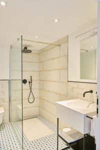 a bathroom with a sink and a shower at Die Grüne Bettlad Boutique-Hotel in Bühl