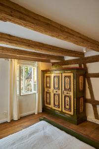 a bedroom with a bed and a window at Die Grüne Bettlad Boutique-Hotel in Bühl