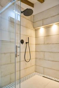 a bathroom with a shower with a glass door at Die Grüne Bettlad Boutique-Hotel in Bühl