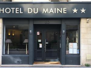 パリにあるホテル デュ メーヌの建物正面のホテルの看板