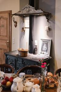 Sainte-CécileにあるLes Chambres du Chatのダイニングルームテーブル(コンロ、食べ物付)