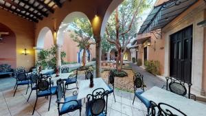 a patio with tables and chairs in a building at Hotel Boutique La Mision De Fray Diego in M&eacute;rida