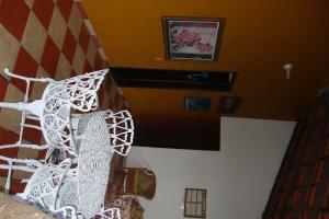 ブジオスにあるDante Suitesの白い彫刻が壁に施された部屋