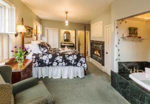 - une chambre avec un lit et une salle de bains pourvue d'un lavabo dans l'établissement Washington House Inn, à Cedarburg